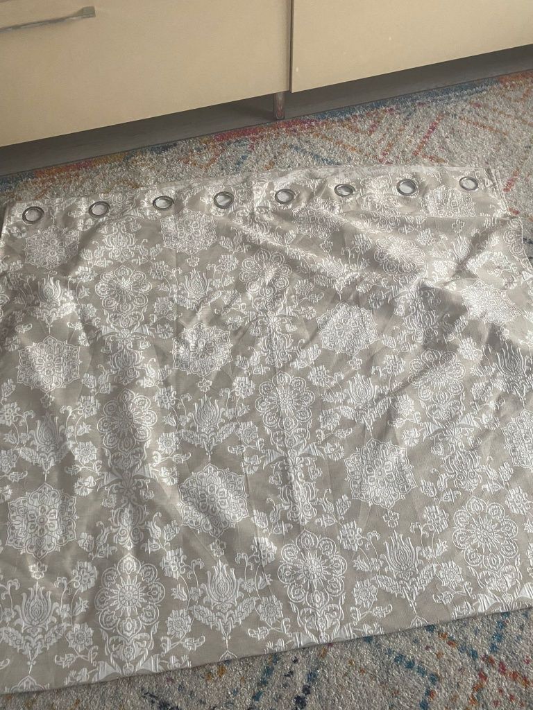 Nou draperii inele bej alb