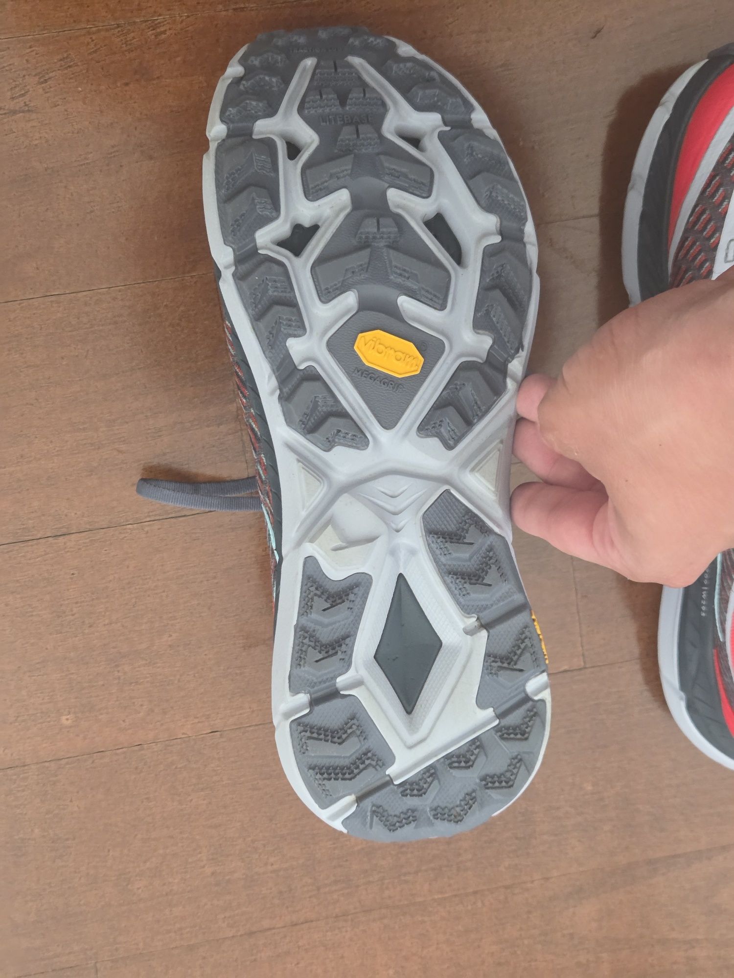 Vând adidași  Hoka mafate speed  4