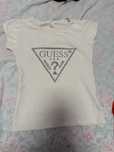 Черна и бяла тениска на guess