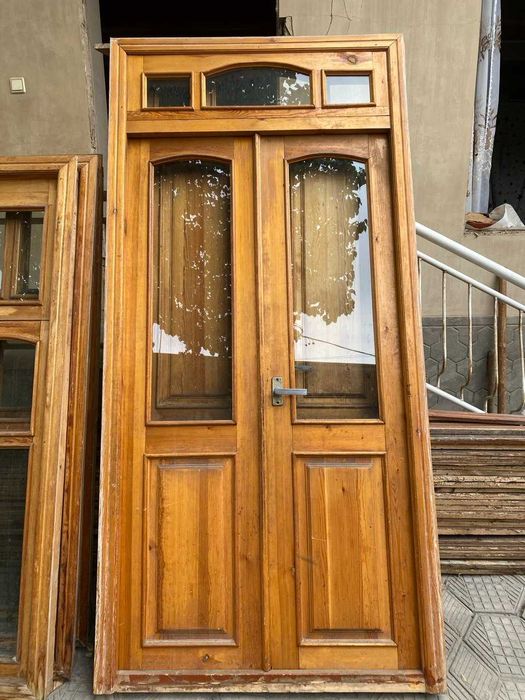 1 комплект эшик ва ром сотилади