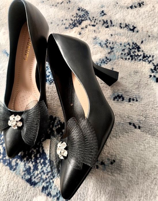 Zolushka tufli sotiladi