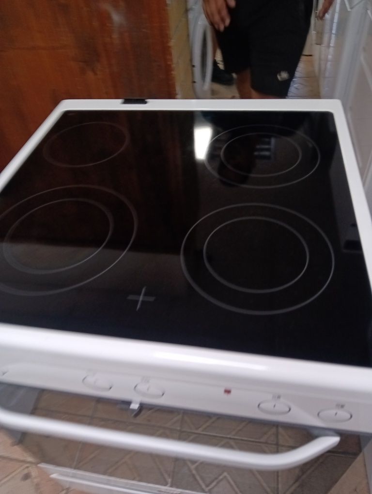 Свободно стояща печка с керамичен плот VOSS Electrolux 2 год.Гаранциия