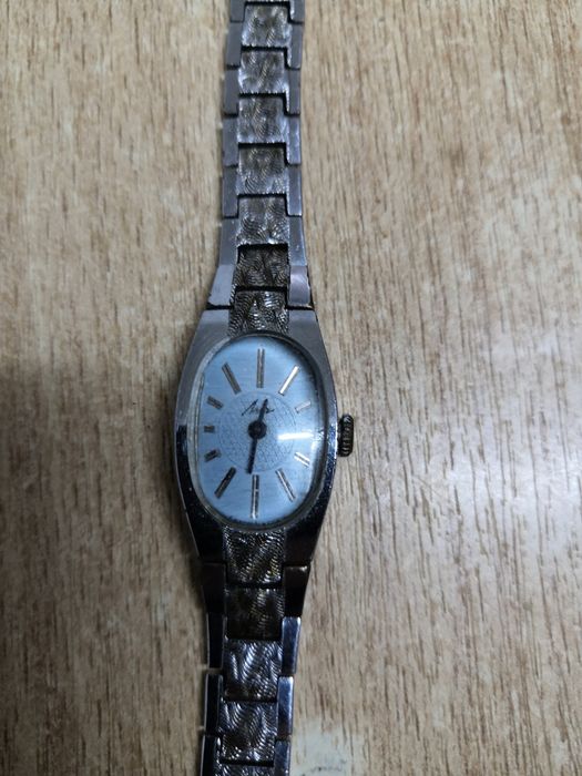 Продам женские наручные часы "Луч" (СССР)