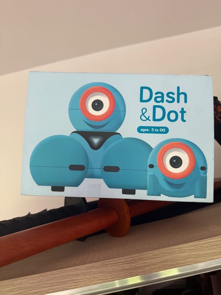 НЕ СЕ НАМИРАТ НИКЪДЕ - Dash & Dot Robots