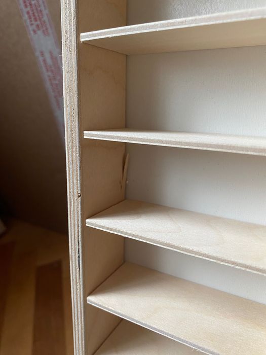 Нов, дефектен Дървен рафт за съхранение на колички - 90 отделения