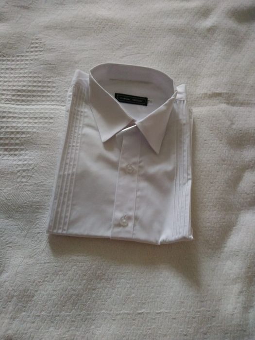 Продам белые  рубашки на мальчика