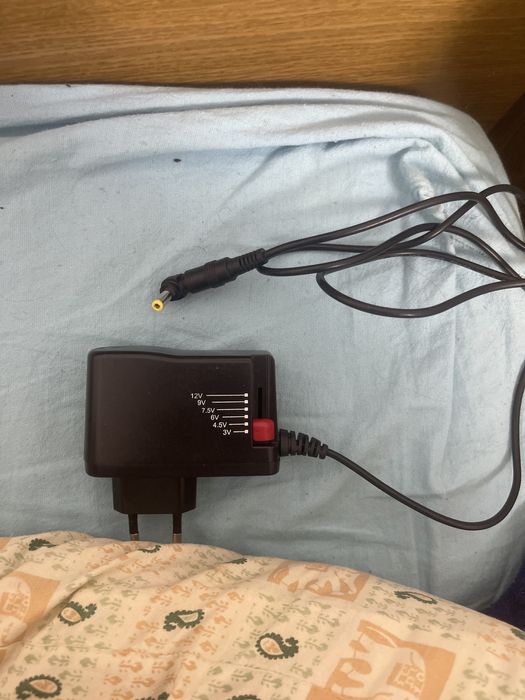 Vand incarcator de 12v in stare buna