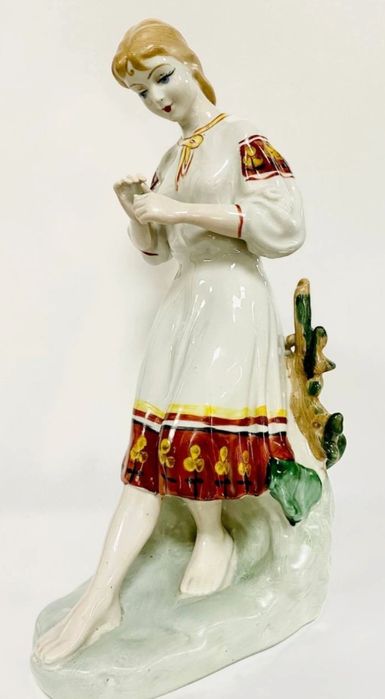 Статуэтка фарфор СССР девушка гадает на ромашке сост люкс