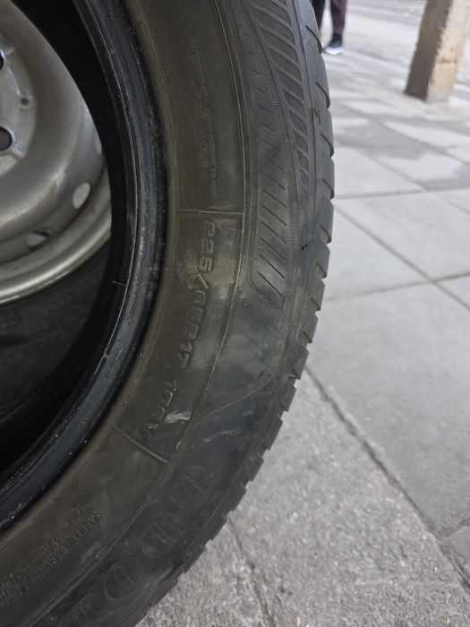 Гуми зимни 225 65 17 Goodyear dot20