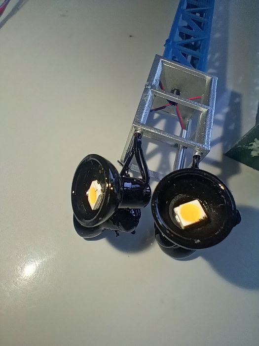 Stâlpi de iluminat industriali, reflectoare, machetă trenuleț electric