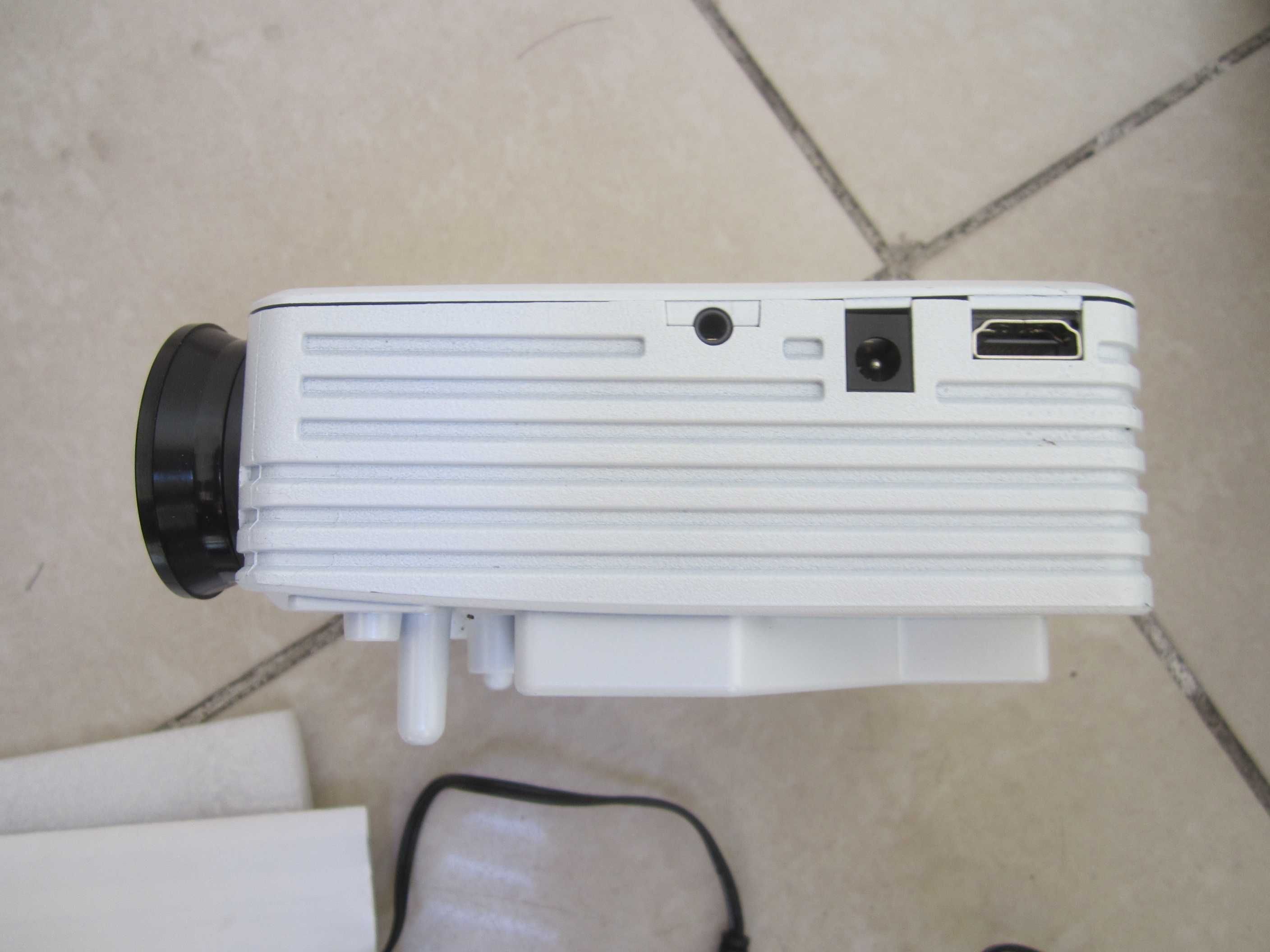 Портативен мини LED проектор GP7S HDMI, SD, USB VGA