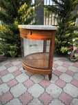 Vitrină de colt din lemn cu blat de marmură – stil clasic