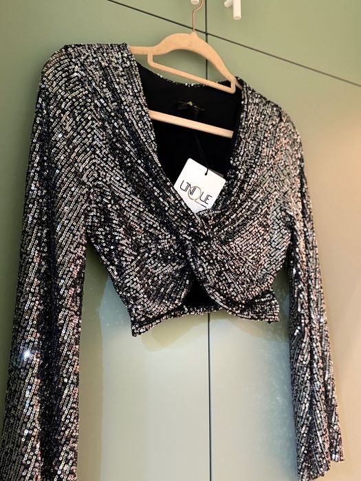 Черно и бяло пайетен топ