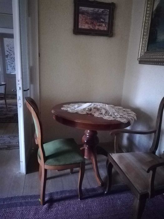 Masa extensibila si 4 scaune din lemn