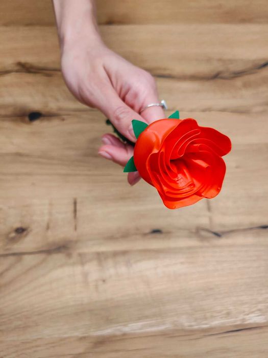 Изящна 3D принтирана роза с дръжка – декоративен арт акцент