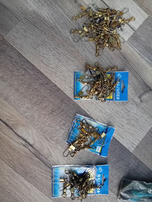 Vând diverse produse pentru pescuit - noi, cu eticheta