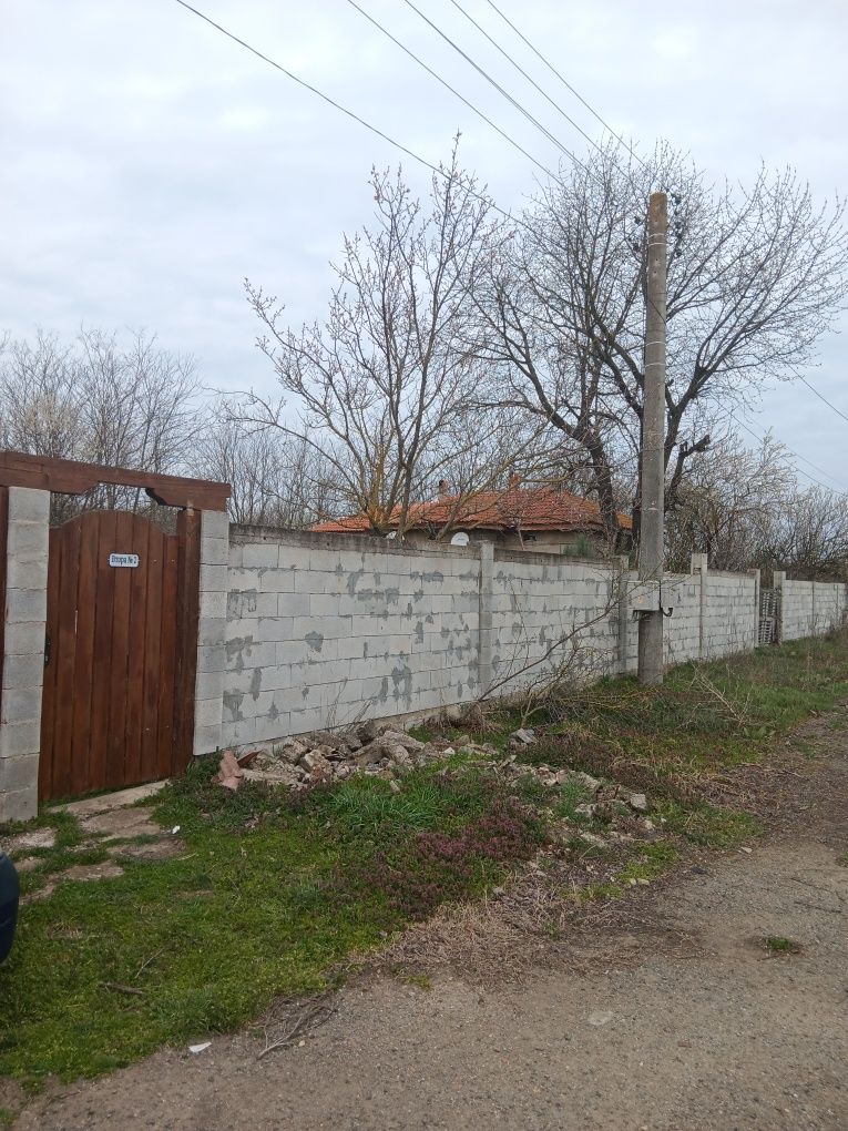Къща с двор в с. Дъбовик, общ. Генерал Тошево,  обл. Добрич