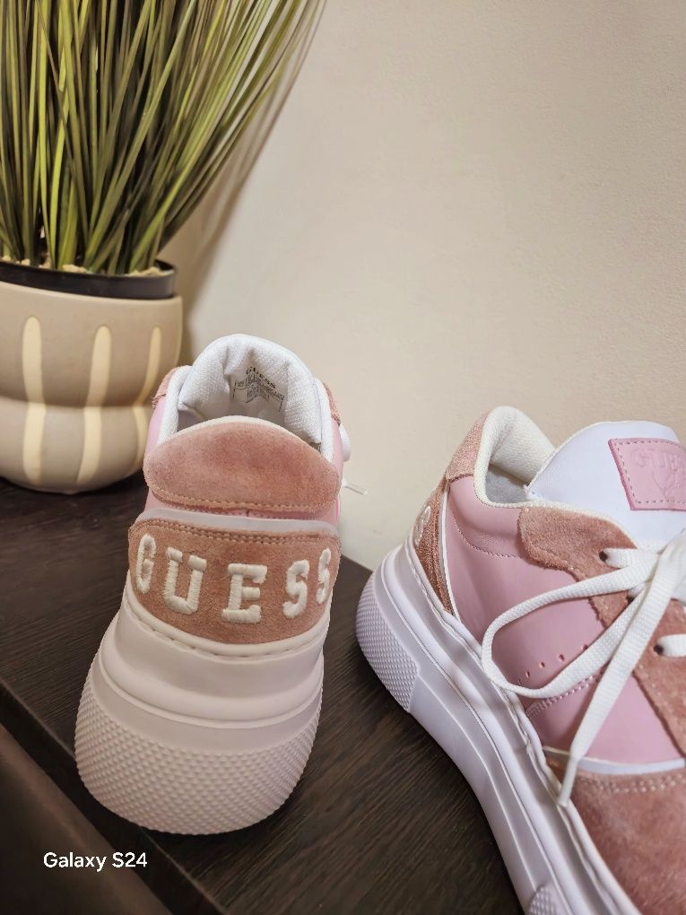 Дамски обувки / маратонки / сникърси Guess