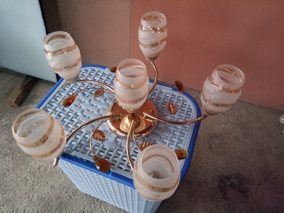 Lustra lumina caldă