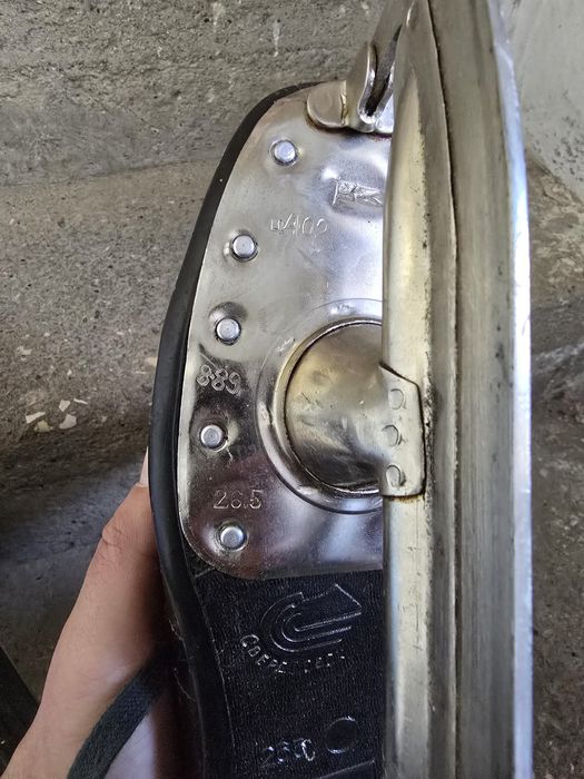 Стари ретро кожени кънки за лед