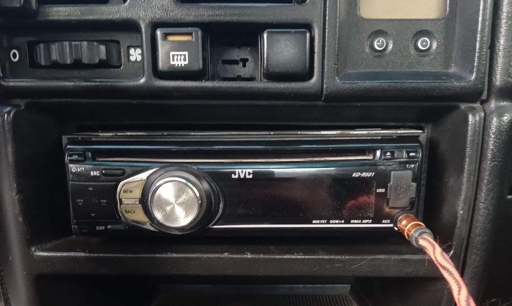 Магнитофон JVC AUX флешка и диски все трое работают