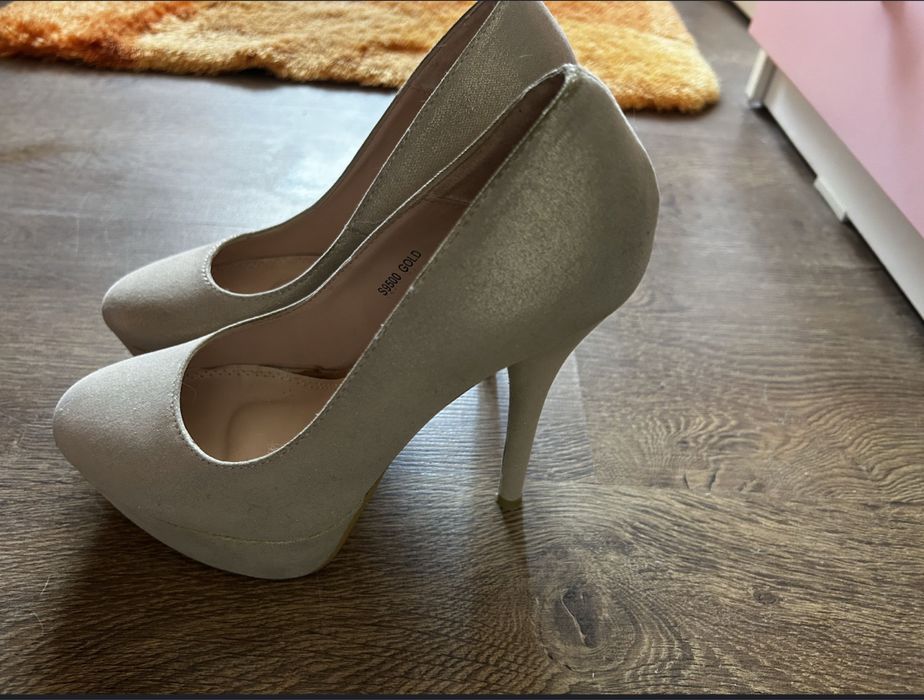 Pereche de pantofi cu toc