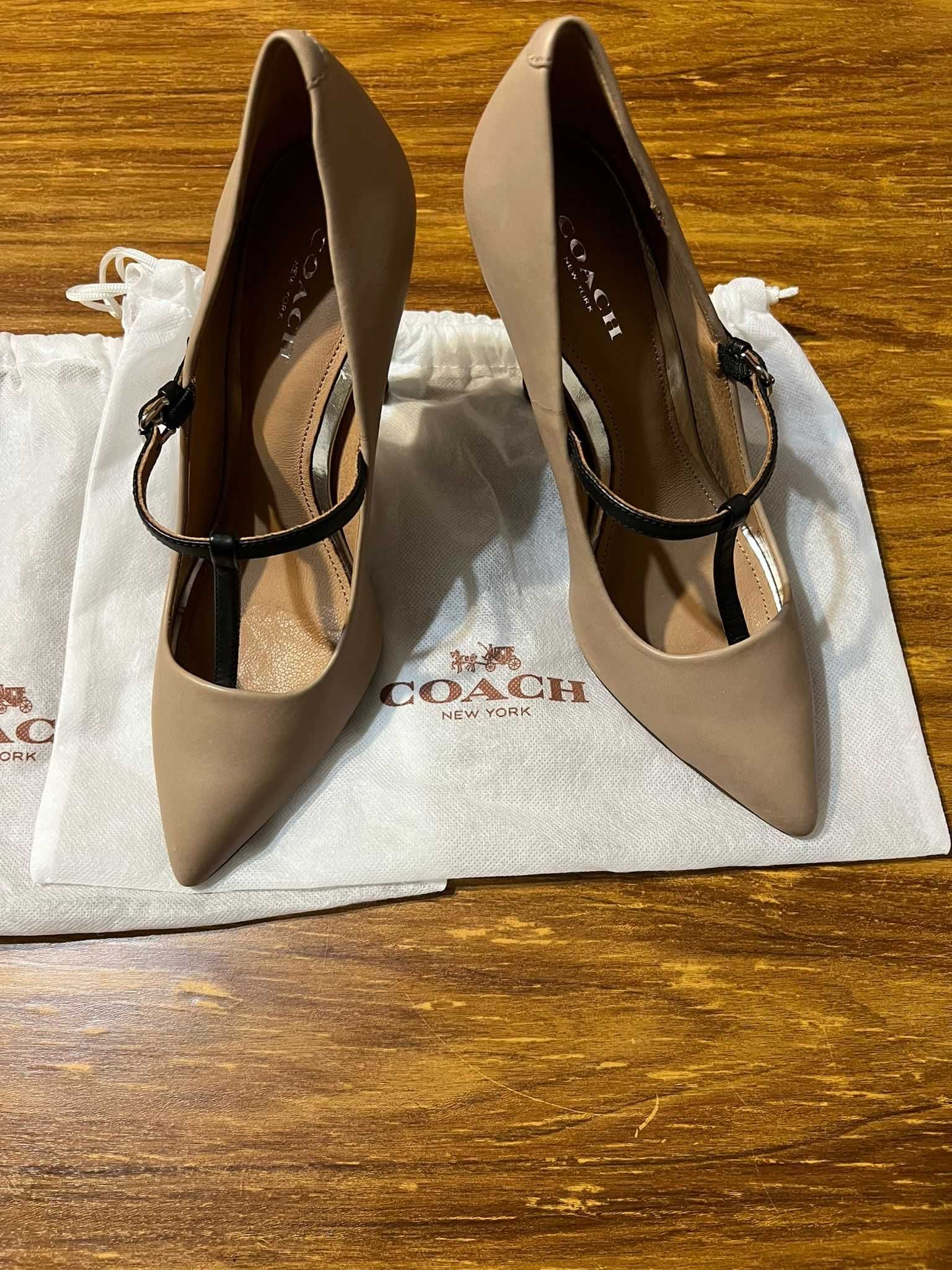 Pantofi Coach New York – Nude, cu toc subțire și bareta T