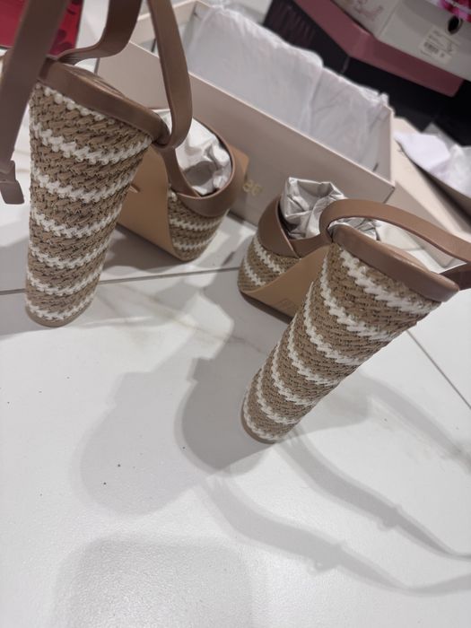 Дамски сандали на дебел ток