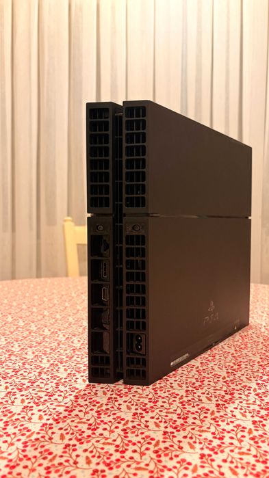 PS4 1 TB   manete + 15 jocuri + chitară Guitar Hero