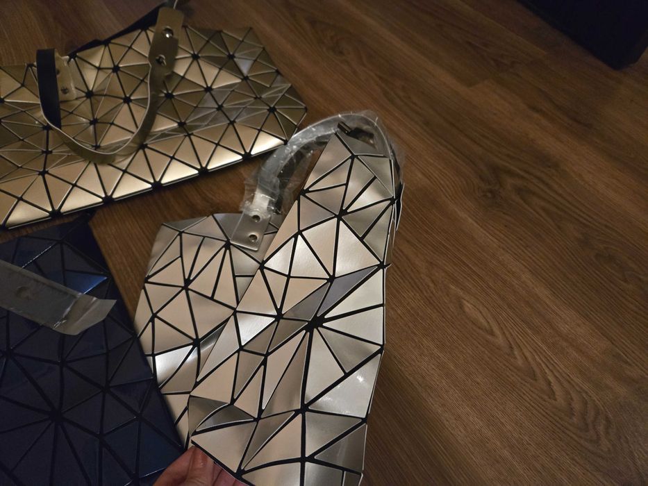 Нова геометрична 2025 лачена чанта