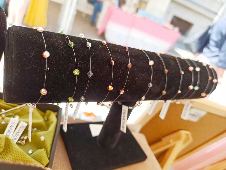 Бижута с камъчета Swarovski и сребърна закопчалка.