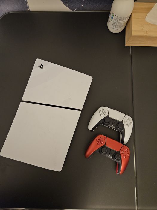 Playstation 5 Slim/Digital 1TB  + 2 manete