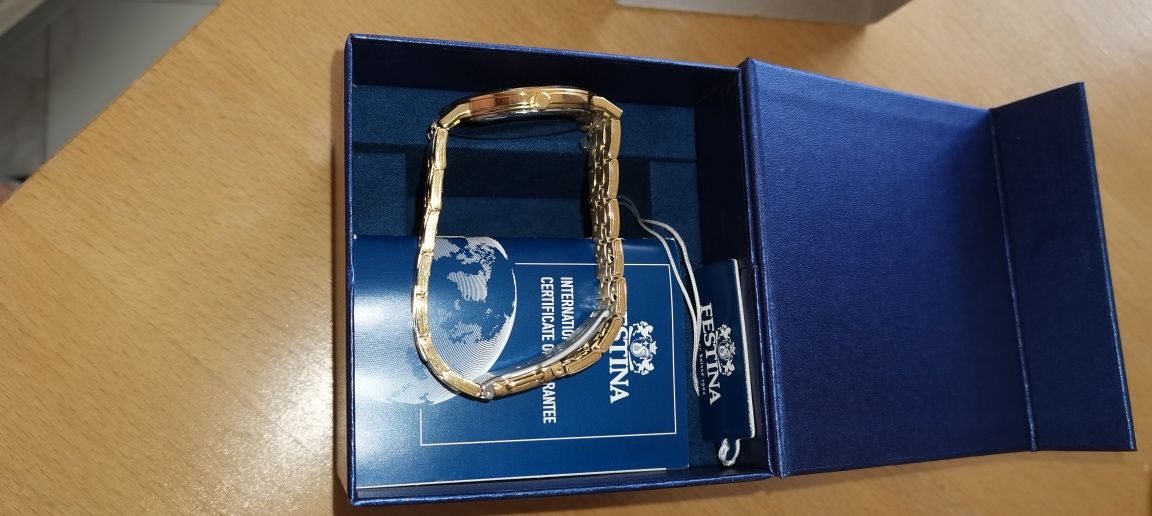 Продавам чисто нов мъжки часовник FESTINA F2015/2