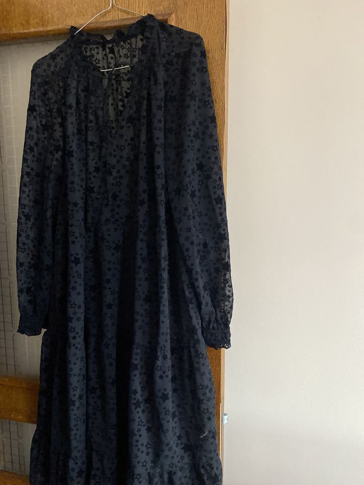 Rochie de culoare neagră cu mâneca lunga