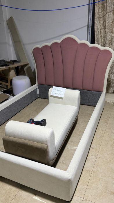 Продам новый кровать 140*200 без матраса на спинке подсветка
