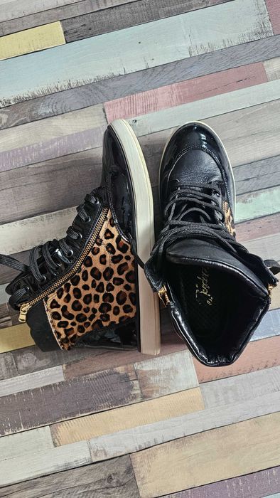 Черни с гепардови естествена кожа боти
