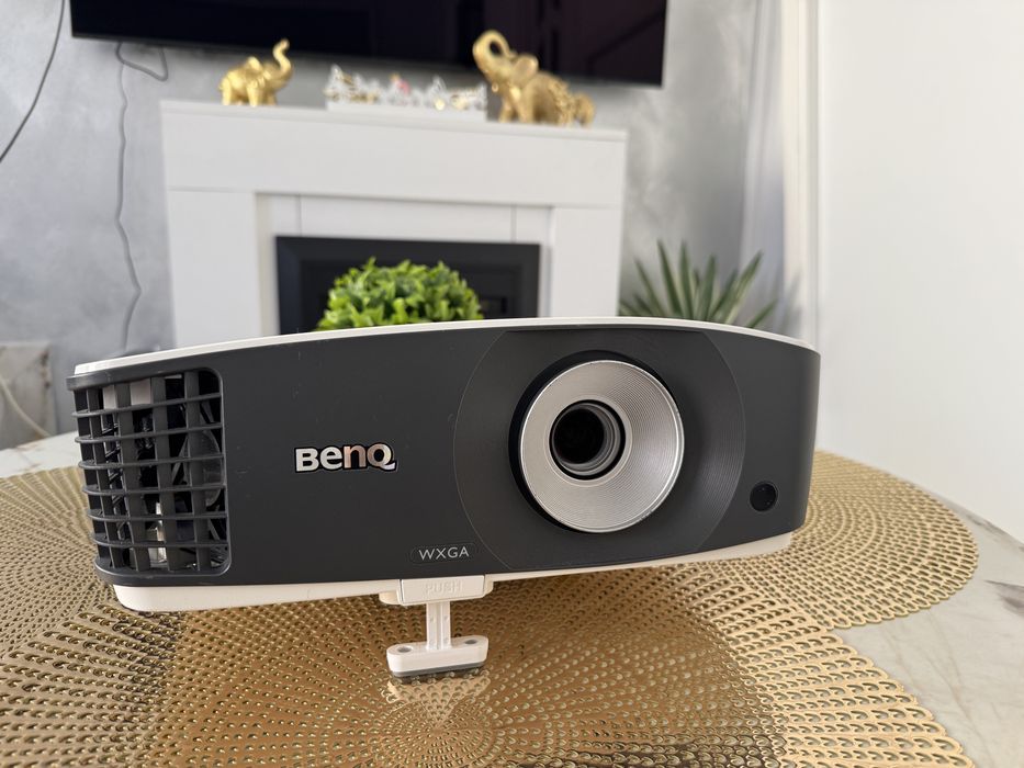Videoproiector BenQ - 4000 lumeni, WXGA, HDMI, 3D - Impecabil!