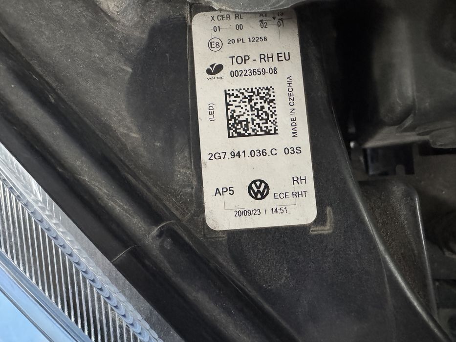 Vand far dreapta si grila superioara vw taigo