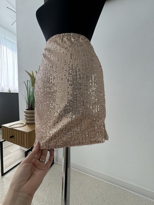 Fusta boohoo-noua, cu eticheta