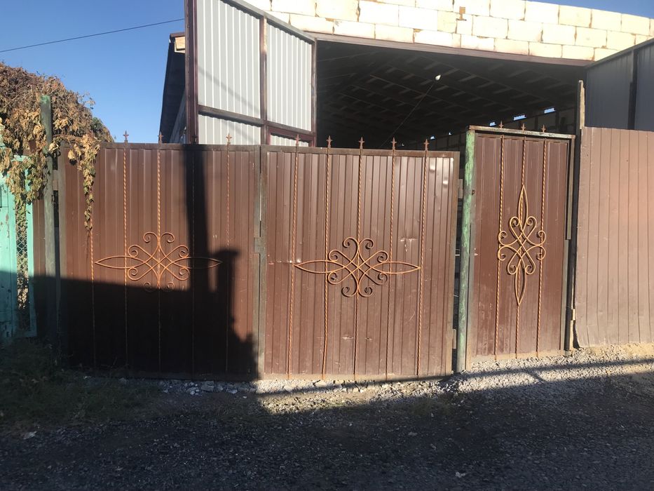 Продам ворота с калиткой со стойками б/у