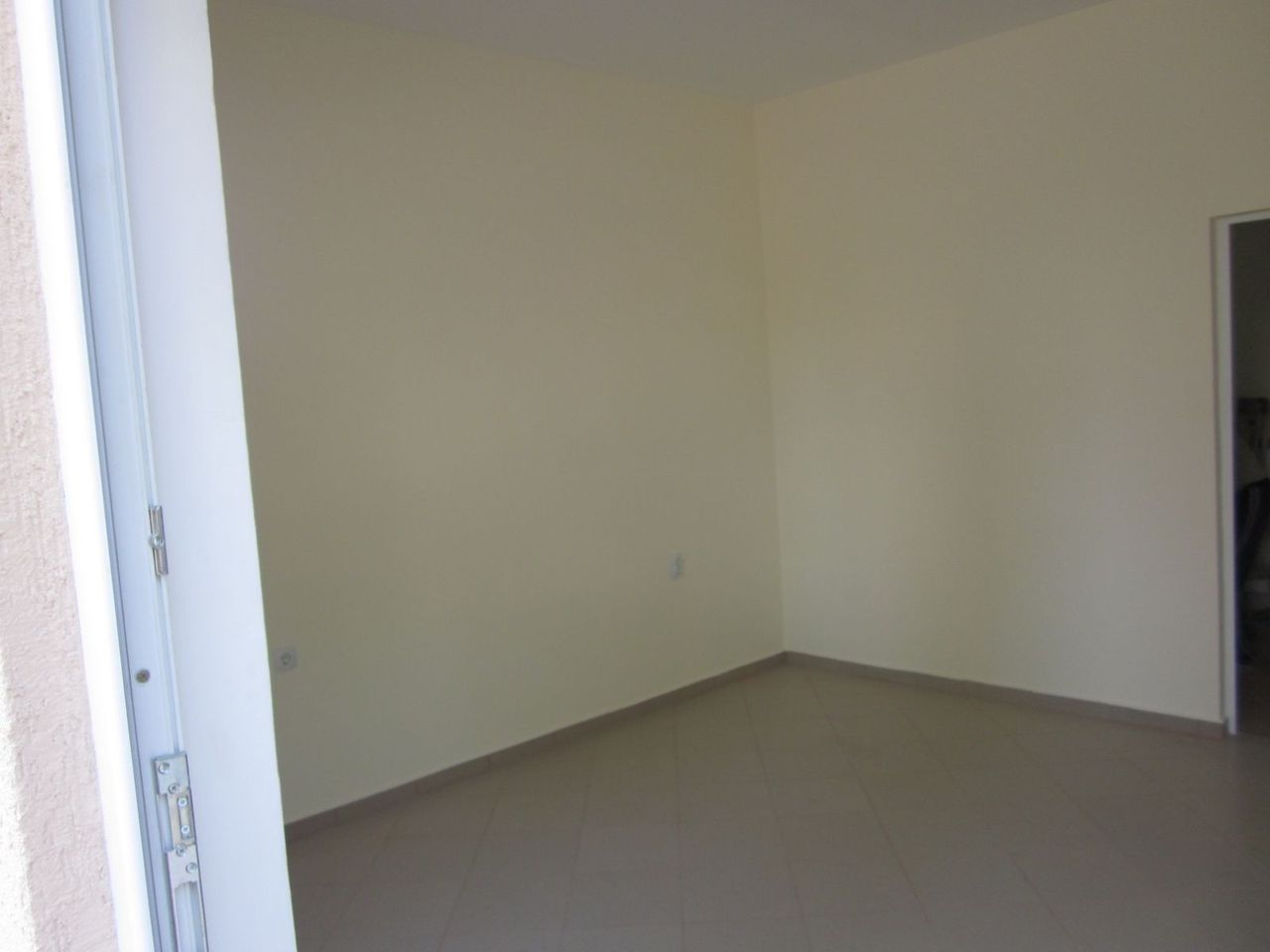 Дава се под наем Гараж / Паркомясто в Велинград - 40 кв.м за 280.5 € - Снимка #3