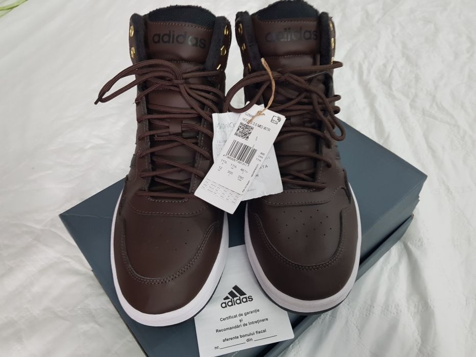 Ghete Adidas noi cu etichetă