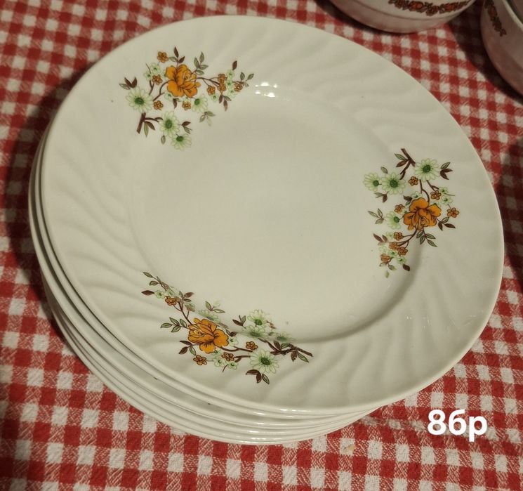 Порцеланови чинии и купи