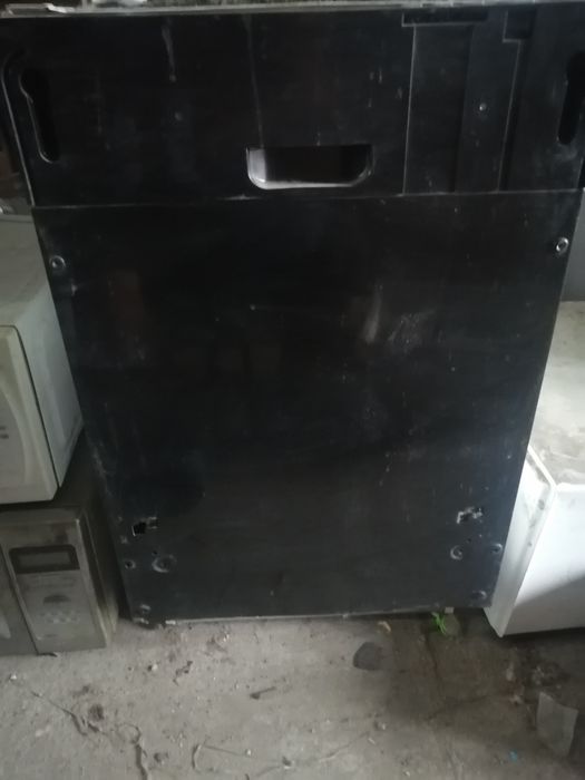 Посудомоечная машина в не рабочем состоянии.