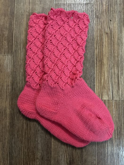 Ажурные носки, связаные на спицах