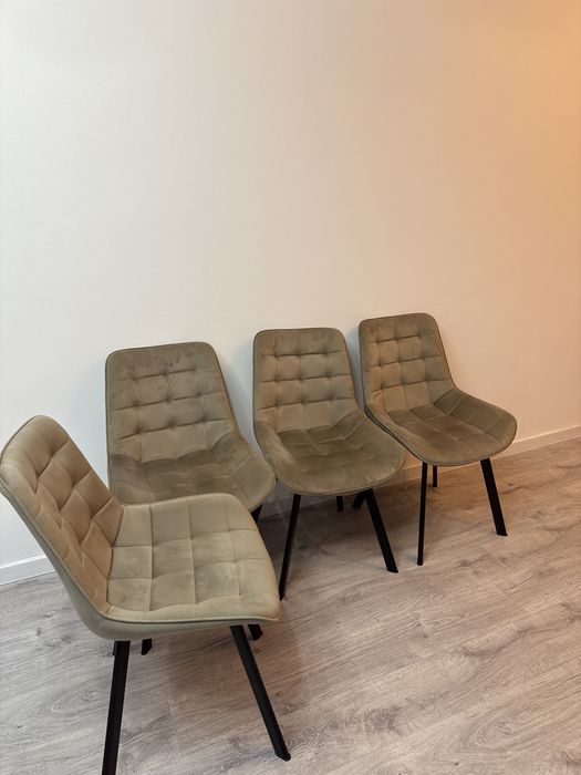 4 scaune de vanzare, aproape noi