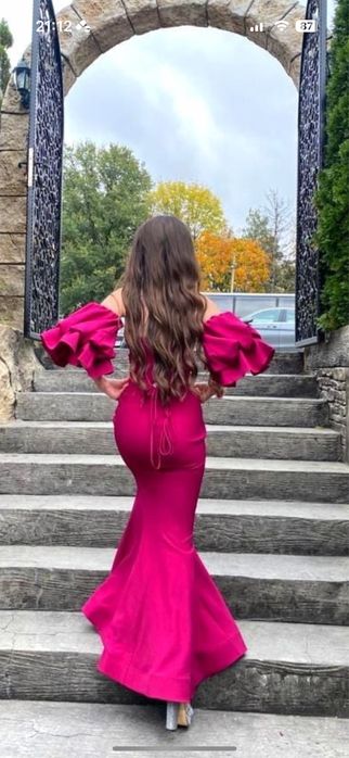 Елегантна дълга вечерна рокля в бордо с цепка – размер хс