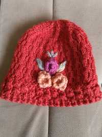 Шляпка для женщины и вязаная шапочка на девушку