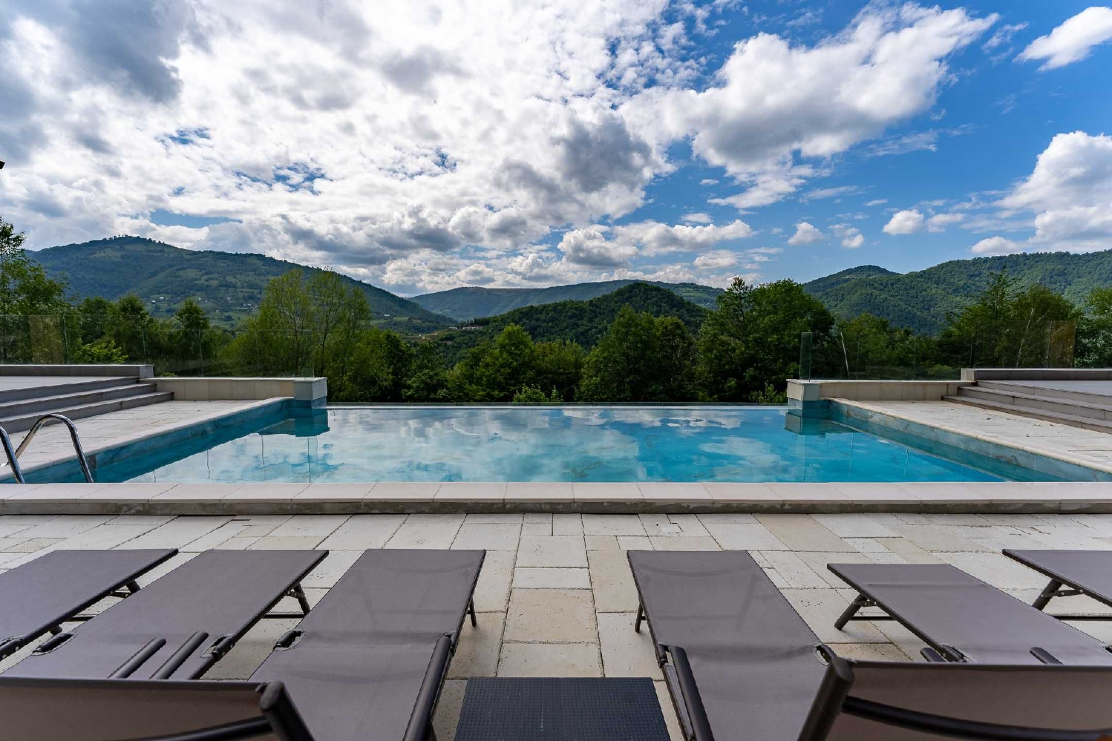 Cabana de inchiriat cu piscina infinity la muntele DE LA 800lei/NOAPTE