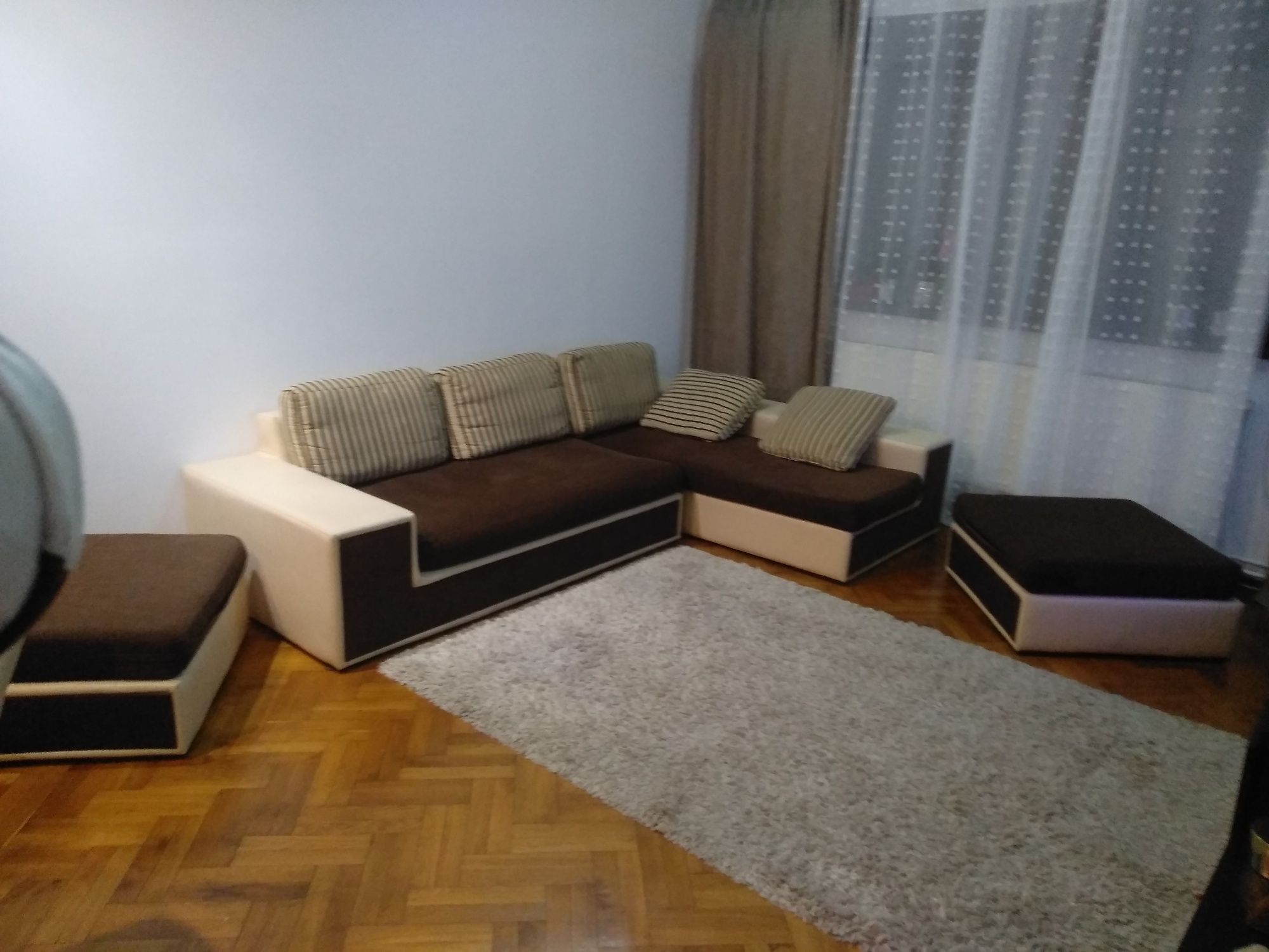 Colțar living cu 2 tabureți plus masă living plus patru scaune vinil